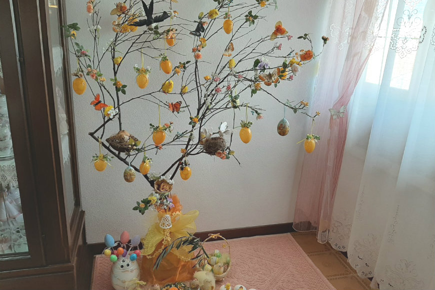 Non solo a Natale. Marcella e l'albero di Pasqua decorato con materiali  riciclati - Oristano Noi