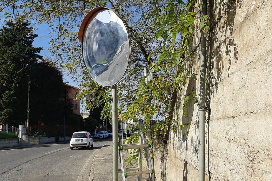 Incrocio più sicuro in via Marconi: sostituito lo specchio stradale -  Oristano Noi